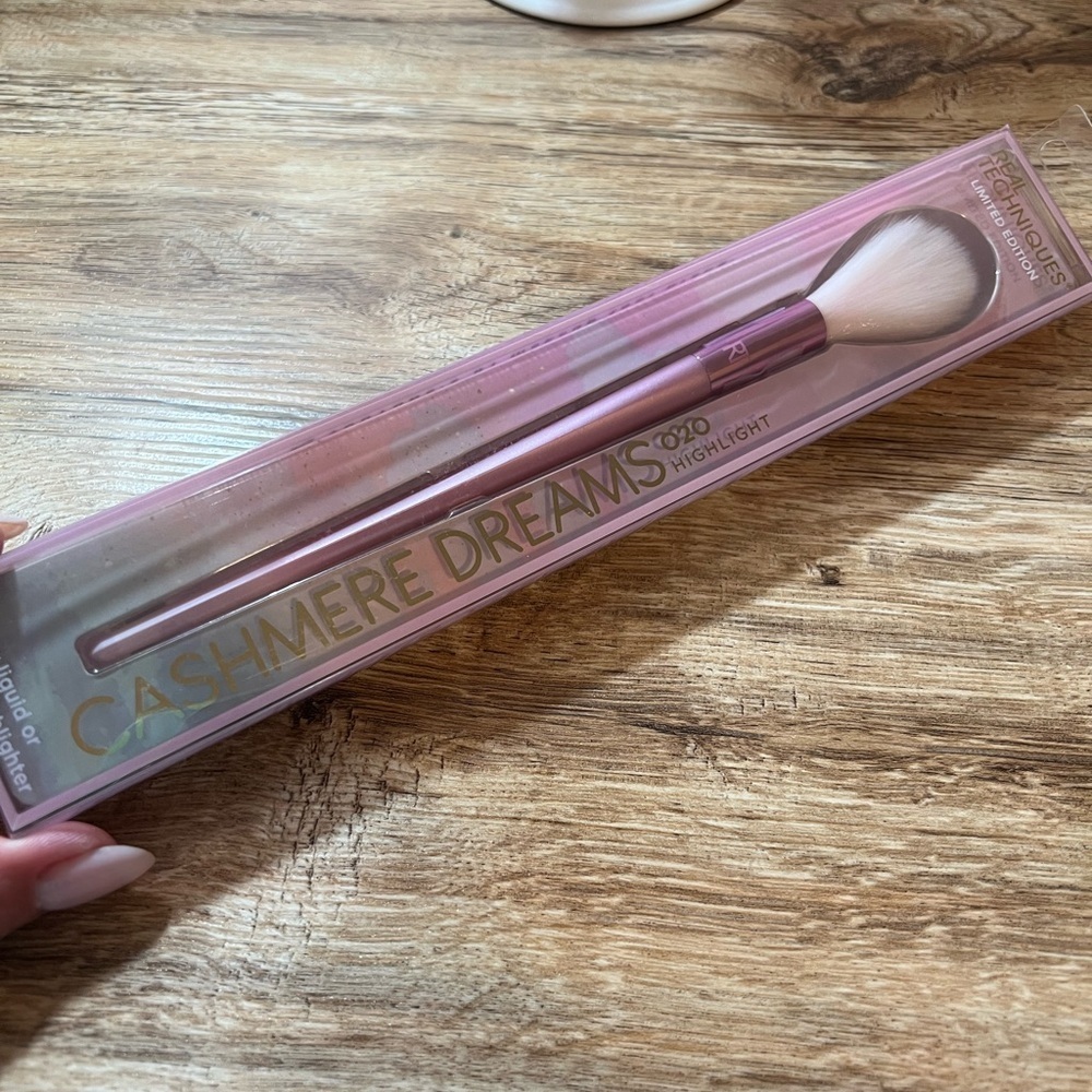 REAL TECHNIQUES • LIMITED EDITION CASHMERE DREAMS • 020 HIGHLIGHT